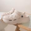 Sapatos de sola grossa com buracos femininos 2025 novos sapatos de praia verão moda plataforma sapatos casa baotou legal mulheres