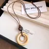 Colar com cordão de couro retrô e pingente oval, um acessório de moda luxuoso e estiloso, perfeito para combinar com suéteres, uma joia única e versátil para mulheres