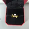 Nuevo anillo Live Source de moissanita simulada de 1 quilate con órbita estelar para mujer, en oro rosa, diseño de moda, anillo de bodas abierto.