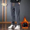 Atacado transfronteiriço de calças casuais de outono e inverno para homens, com forro de fleece, tecido espesso, corte reto e solto, cintura elástica e design versátil adequado para esportes