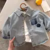 Chaquetas para niños, populares camisas de primavera y otoño, camisas geométricas rasgadas para niños y niñas, chaquetas de mezclilla desgastadas de dibujos animados, modernas