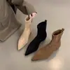 Colección nueva otoño/invierno 2026 estilo coreano: botines sencillos de acabado mate y suela plana, botas de corte ajustado, botines elegantes de punta fina para mujer