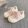Zapatos de Pan de Cabeza Grande Estampado Pequeño Suaves Lindos Elegantes Estilo Campus Otoño 2025 Tenis Blancos de Suela Gruesa para Estudiantes Tenis