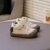 Nuevos estilos de primavera y otoño de zapatos casuales y cómodos de estilo coreano para caminar para niños y niñas, diseñados para bebés y niños pequeños, con suelas suaves para evitar que pateen, adecuados para edades de 1 a 3 años.