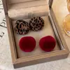 Pendientes esféricos de color vino con estampado de leopardo flocado vintage, creando un ambiente acogedor de otoño/invierno, con un diseño geométrico único y elegante para mujer