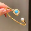 Pulsera Abierta de Zirconia y Perla Chapada en Oro Real de 18K, Pulsera Versátil de Nicho de Lujo Ligero, Joyería Exquisita de Alta Gama para Mujeres