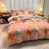 Colección nueva 2026: Juego de ropa de cama de cuatro piezas, 100% algodón, engrosado, cepillado y estampado, que incluye una funda de edredón, una sábana plana y una sábana ajustable