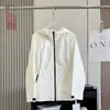 Jaqueta corta-vento leve e resistente à água com ajuste na cintura, corte slim, costas vazadas e capuz em soft shell respirável para mulheres 13384