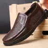 Sandalias de Cuero para Hombre Tipo Papá Verano Transpirables con Agujeros Sandalias de Piel de Vaca para Hombres de Mediana Edad y Mayores Zapatos de Cuero con Suela Suave para Hombre