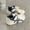 Zapatillas de entrenamiento cálidas con felpa para mujer 2026 nuevo estilo popular invierno zapatos de algodón de dos capas suela gruesa zapatillas blancas pequeñas zapatillas de plataforma de moda
