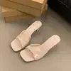 Sandálias de salto alto estilo francês, nova coleção 2026, calçado feminino de verão para uso externo, bico quadrado, salto fino, design de uma tira, detalhe de laço, versátil e elegante