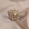 Exquisito Broche de Flor Atmosférica de Vidrio Brillante con Pedrería Elegante Pin para Ropa Pin de Botón para Cárdigan de Flor