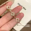 Pulsera geométrica de flor hueca con circonita, simple y ultrabrillante, sensación de lujo ligero y alta gama, joyería de mano de nicho de moda y exquisita para mujer
