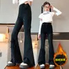 Jeans para niñas, nuevos estilos otoño/invierno, pantalones acampanados infantiles con forro de felpa y engrosados, adecuados para niñas de secundaria, pantalones negros ligeramente acampanados