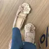 Sapatos de Salto Único com Estilo de Fada Francesa e Saia Externa, Design Mary Jane de Salto Grosso, Camélia de Estilo Retrô com Elevação Interna