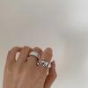 Anillo de apertura distintivo con diseño de metal retro simple y retorcido, chapado en oro, ajustable y estilo moderno.