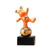 Adornos creativos de oso violento jugando al fútbol, decoraciones para porche, sala de estar, mueble de TV, lujo ligero, regalo suave, fabricantes, venta al por mayor