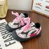Zapatos para niñas 2026 nuevos de primavera ligeros de suela blanda zapatillas deportivas para correr infantiles versátiles zapatos de entrenamiento alemanes para niñas