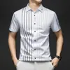 Camisa de Manga Curta com Listras Verticais de Seda Gelada de Alta Elasticidade Sem Costura para Homens, Casual de Negócios, Sem Ferro, Manga Meia