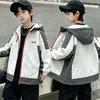 Jaqueta com Capuz para Meninos Estilo Primavera/Outono 2026 Nova Jaqueta Workwear Color Block para Crianças de Porte Médio a Grande Top Casual Descolado
