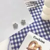 Pendientes de flor pequeña con cierre de tornillo, pendientes de temperamento femenino, versátiles, flor de cinco pétalos, diseño de nicho, nueva tendencia 2024