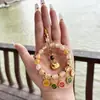 Pendente de Carro de Cristal Multicolorido do Deus da Riqueza de Cinco Vias Lingyin Bolsa de Bênção Enfeite Atraidor de Riqueza, Paz e Fortuna para Pendurar no Carro com Folha de Ouro e Vidro