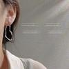 Hermosos pendientes de metal de estilo frío para mujer, diseño de nicho japonés y coreano, nuevos y modernos pendientes de moda que combinan con todo.
