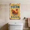 Letreros de hojalata retro y peculiares con temática de granja que presentan una gallina, hechos a medida con el lema "HUEVOS FRESCOS".