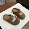 Pantuflas para niñas 2026 nuevo estilo de otoño, pantuflas exteriores de suela blanda estilo Birkenstock para niños, media zapatilla cerrada con forro de felpa, par a juego
