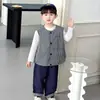 Conjunto Infantil Masculino Primavera 2026 Novo Estiloso Conjunto de Três Peças Colete Xadrez Calça Casual Roupas Infantis de Primavera Tendência