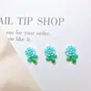 Decorações de unhas florais de cor sólida, com tema de primavera e versáteis, apresentando designs delicados e tridimensionais de folhas e flores, adequadas para esmalte, capas de celular e artesanato em resina.