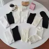 Calcetines Finos de Moda para Mujer, Color Blanco y Negro, Largo hasta Media Pantorrilla, Color Sólido, Nuevos Calcetines Largos de Primavera y Otoño, Calcetines de Algodón Simples y Versátiles, Estilo Coreano y Japonés