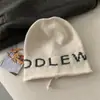 Gorro de Moda Coreana con Letras y Borde Enrollado para Mujer, Cálido y Holgado para Otoño e Invierno, Sombrero Versátil Frío Estilo Street Americano