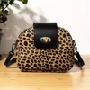 Bolso de mano estampado de leopardo, versátil y moderno, nuevo diseño redondo pequeño, único y retro, bolso de hombro o bolso cruzado, una opción popular