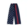 Calça casual moderna estilo americano para homens, apresentando um design exclusivo com listras contrastantes, três listras e estampas de estrelas, em corte reto, perna larga e comprimento longo.