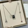 Collar de Cerámica Blanco y Negro Versión Alta V Dorada Cadena de Clavícula Pequeño Hombre Rojo Caridad Cadena Gruesa Chapada en Oro de 18K