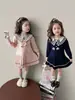 Vestido Suéter de Malha Azul Marinho com Gola College para Meninas, Novo Vestido Princesa Plissado de Manga Longa Infantil Outono/Inverno 2026