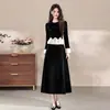 Vestido de veludo preto estilo francês, de duas peças falsas, elegante e sofisticado, com adornos de strass, barra franzida, acinturado e saia longa bufante em preto