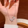 Colar de Aço Titânio com Zircônia Cintilante Novo Estilo Primavera e Verão, Corrente de Clavícula Versátil de Luxo Leve Nicho High-End para o Dia a Dia, Diamante Rosa Cubo de Açúcar