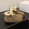 Novas botas de neve da moda com pelo de pelúcia para o inverno, super estilosas para mulheres, populares sapatos slip-on estilo Birkenstock, sapatos de algodão 2026