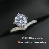 Temperamento Europeo y Americano Clásico de Ultramar Anillo de Imitación de Moissanita Americana con Ocho Corazones y Ocho Flechas de 2 Quilates en Forma de V Super Brillante Anillo de Boda para Mujer