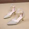 Zapatos de tacón medio de una sola tira, nuevo estilo verano 2026, puntera cerrada, sandalias de una tira con hebilla, tacones de aguja puntiagudos versátiles con lentejuelas para mujer
