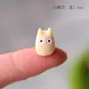Niña sosteniendo maíz Escena clásica Soplando Decoraciones de niña linda