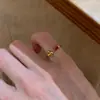 Anillo Rojo Vintage Estilo Corte con Corindón y Esmeralda, Diseño de Flor de Lirio Francés en Oro