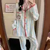 Conjunto de pijama con un lindo bordado de pingüino y diseño a rayas, adecuado para mujeres en primavera y otoño, con mangas largas y pantalones largos, y se puede usar como ropa de estar en casa.