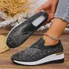 Zapatos casuales deportivos para mujer de comercio exterior europeo y americano, nuevo modelo de verano 2026, tacón de cuña, punta redonda, zapatos slip-on para mujer con pedrería