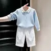 Conjunto de Dos Piezas para Niños Otoño 2026: Cárdigan de Punto Trenzado Azul Claro con Cuello Polo y Pantalones Blancos de Pierna Ancha