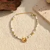 Pulsera colgante martillado con cuentas de piedra natural vintage europea y americana para mujer, accesorio de mano de nicho estilo étnico chapado en oro de acero inoxidable