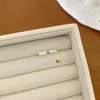 Brincos de Prata Lisos Fofos de Sobremesa e Bolo para Mulheres com Pinos de Prata Estilo Coreano Design Pequeno Pérola Cachorrinho Versátil Brincos para Estudantes