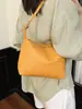 Bolso hobo de cuero suave tejido único para mujer, nuevo modelo de verano 2026, simple y versátil para el trabajo, bolso de mano y bolso de hombro
